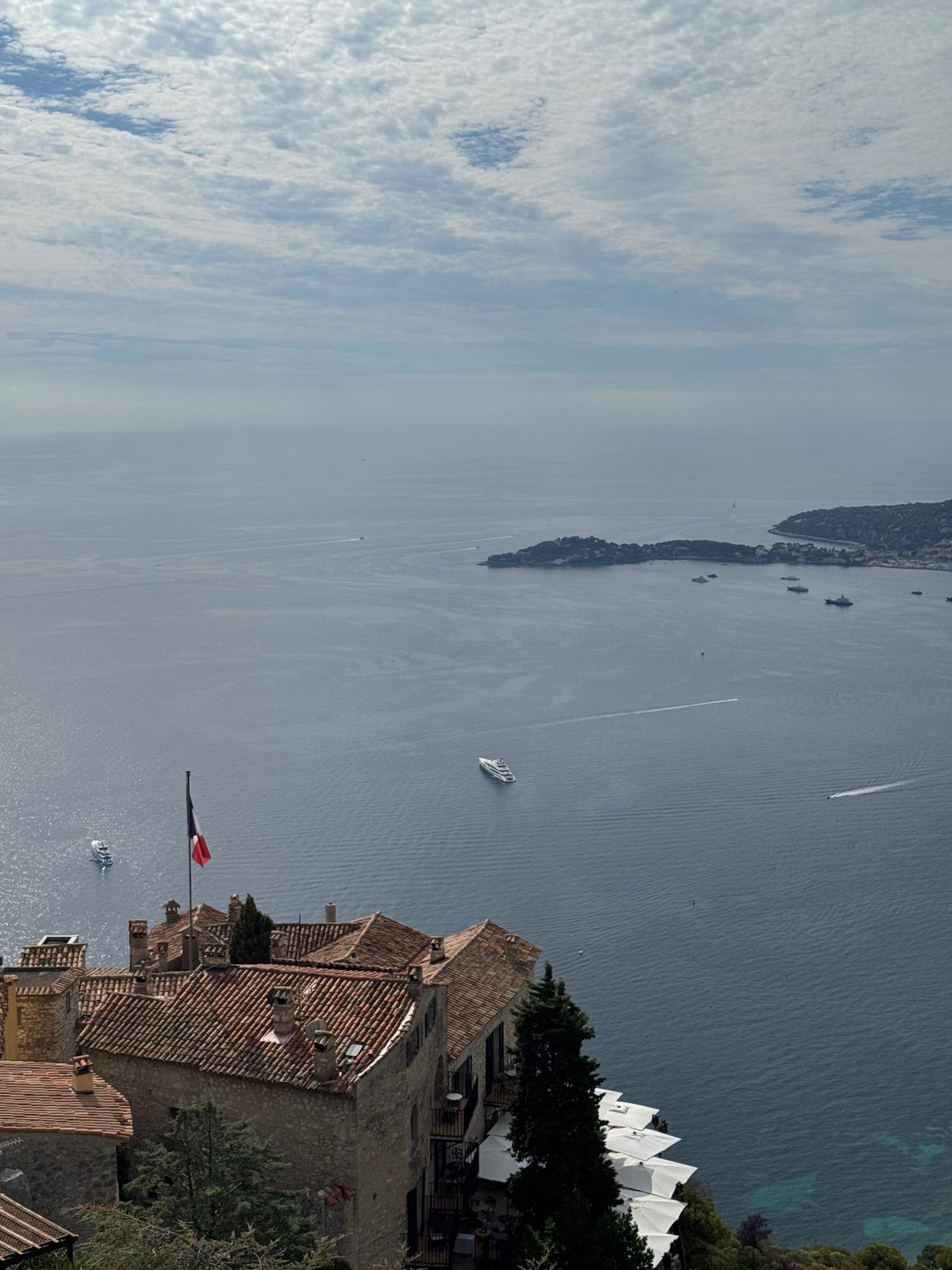 Vue plongeante depuis le village d'Èze sur la baie de Saint-Jean-Cap-Ferrat et la Méditerranée